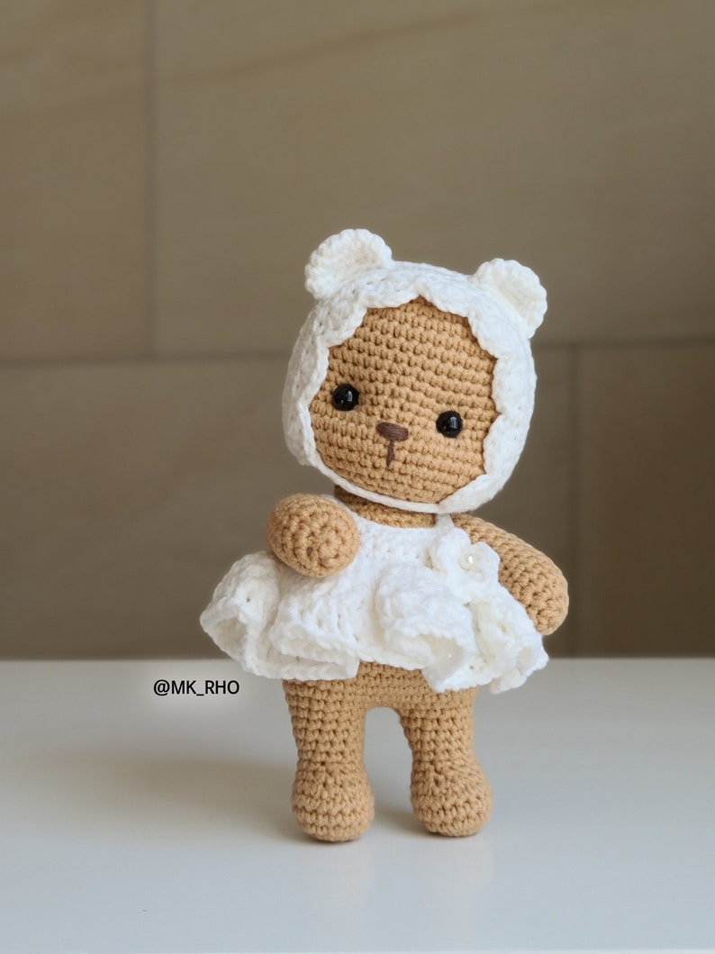 Bébé ours et lapin en robe blanche, amigurumi, patron au crochet, pdf. image 7