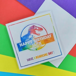 Carte d'anniversaire inspirée du monde jurassique, passez une journée rugissante, trex arc-en-ciel, cartes d'enfants colorées, amusement heureux