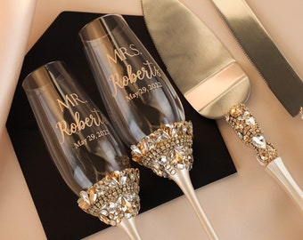 Wedding champagne flutes and cake cutter set Personalized wedding shower gift for bride anniversary gift Toasting glasses and cake set ivory