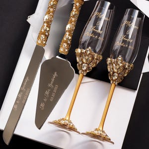 Personalized wedding flutes engraved cake cutting set, Gold Champagne flutes for bride and groom Cake server set Wedding gift anniversary 50