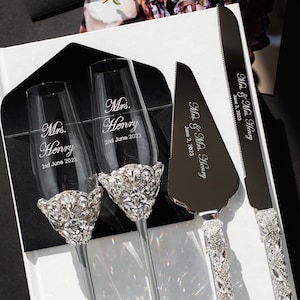 Personalized wedding flutes and cake cutting set for Bride and Groom Wedding gift anniversary Silver Wedding flute and cake server and knife