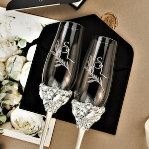 Gold Wedding glasses and Cake Server Set, Wedding flutes Bride and Groom cake server knife Wedding champagne flutes and cake cutter set