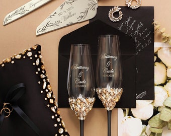 Black wedding champagne flutes for bride and groom Engrave cake cutting set Bridal shower gift anniversary Toasting glasses Black and gold