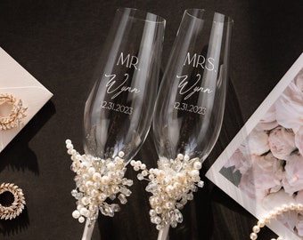 Personalized wedding glasses Wedding glasses toasting flutes light ivory pearls Cnampagne flutes wedding gift Champagne glasses Set of2