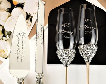 Hochzeitsgeschenk für die Braut. Set aus Champagnergläsern und Kuchenausstecher mit Gravur, goldenes Jubiläumsgeschenk, Hochzeitsdekorationen, Toastgläser, Geschenke