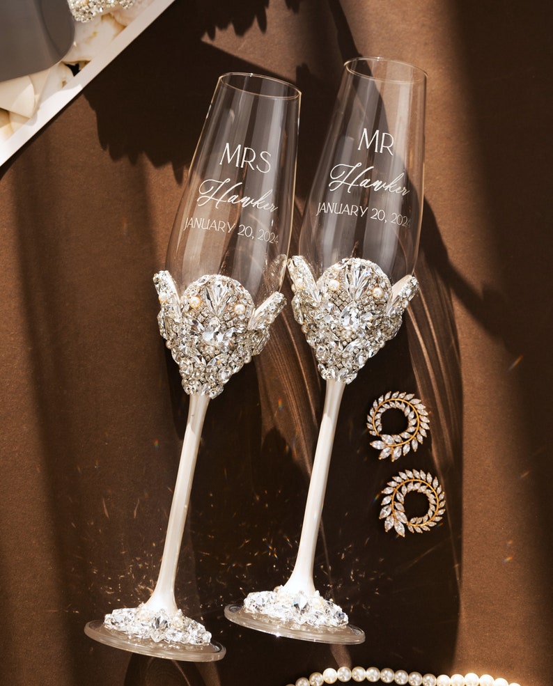 Personalized wedding gift for couple champagne flutes and cake cutting set Pearl toasting glasses and cake set 50th Anniversary wedding gift
