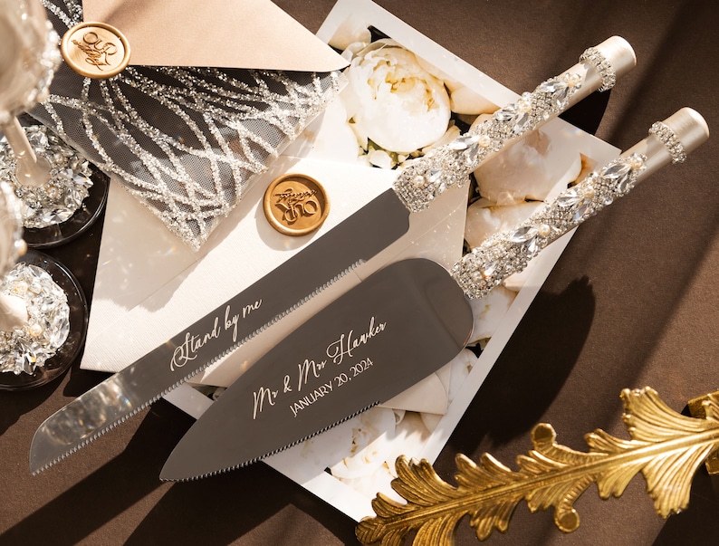 Personalized wedding gift for couple champagne flutes and cake cutting set Pearl toasting glasses and cake set 50th Anniversary wedding gift