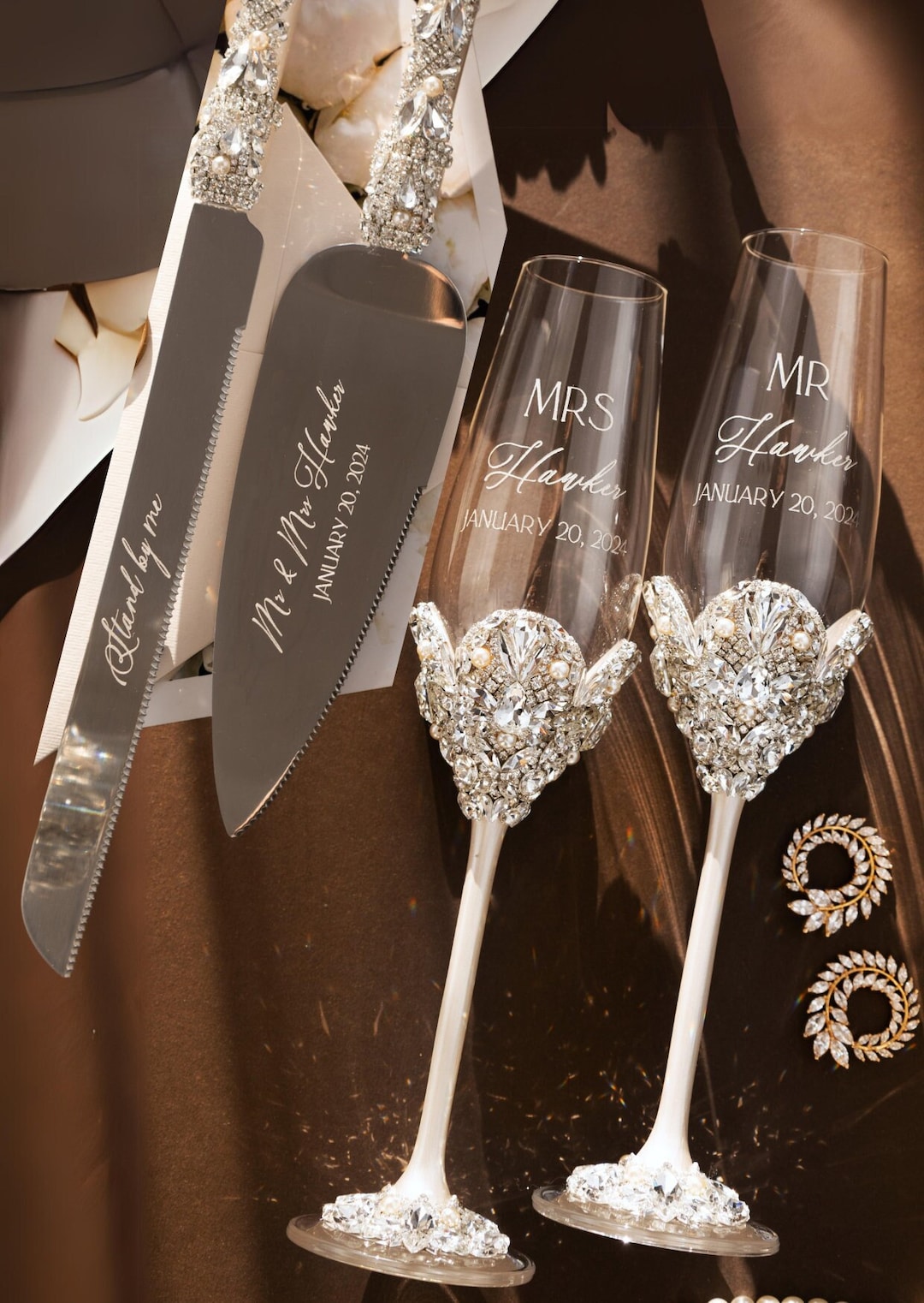 Personalized wedding gift for couple champagne flutes and cake cutting set Pearl toasting glasses and cake set 50th Anniversary wedding gift