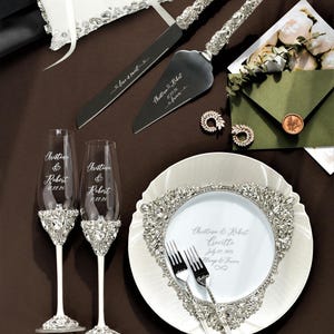 Weißes Hochzeits-Sektset mit Sektgläsern und Tortenschneider, weißen Champagnerflöten und Tortenbesteck, Tellergabeln, Jubiläumsgeschenk für Paare