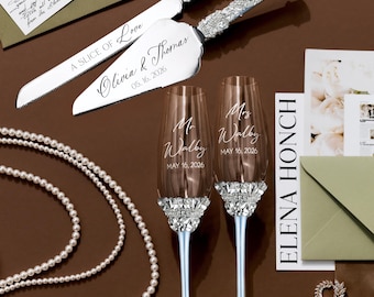 Blue champagne flutes bride groom cake cutting server engraved toasting glasses Mr Mrs engagement personalized gifts wedding bridal shower