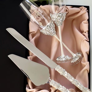 Wedding champagne flutes and cake cutting set, Bearer pillow gift for Bride, Bridal shower gift anniversary, toast glasses and cake cutter Ivory & Silver