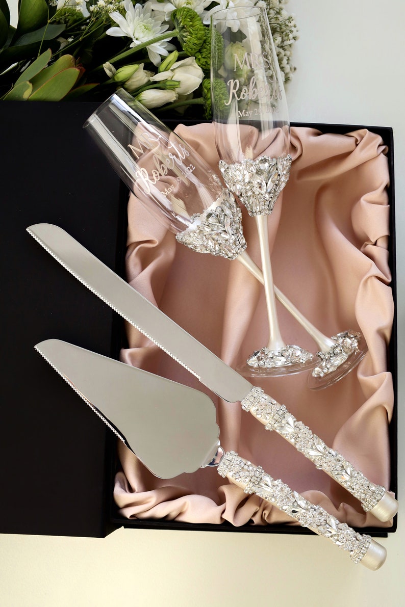 Wedding champagne flutes and cake cutting set, Bearer pillow gift for Bride, Bridal shower gift anniversary, toast glasses and cake cutter Ivory & Silver