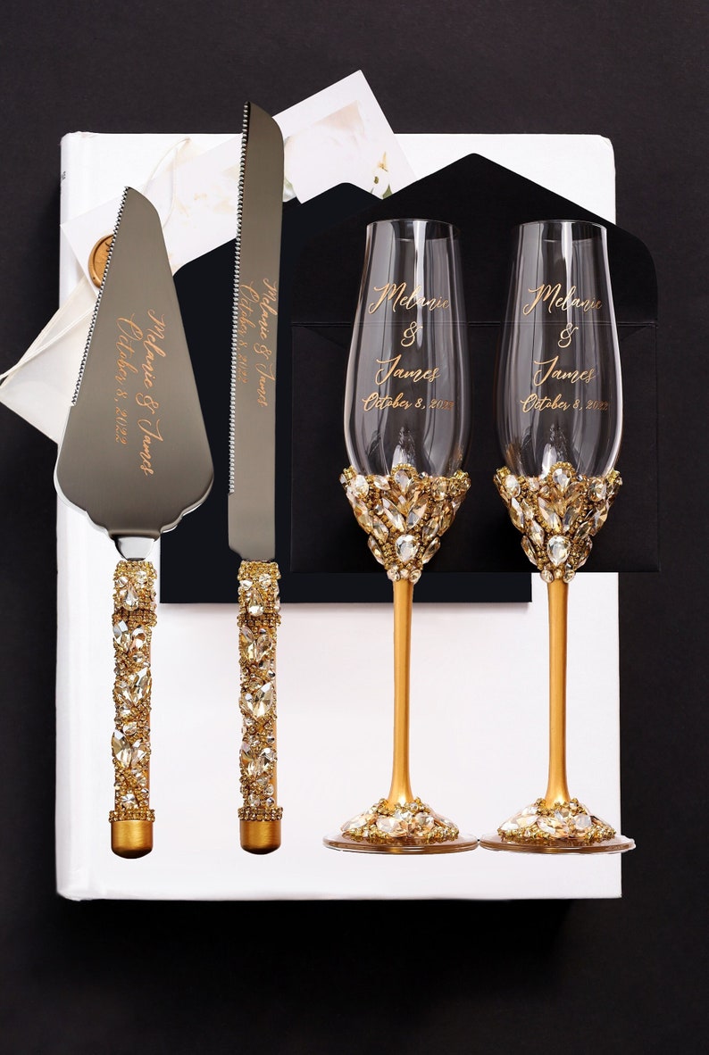 Wedding champagne flutes and cake cutting set, Bearer pillow gift for Bride, Bridal shower gift anniversary, toast glasses and cake cutter Gold