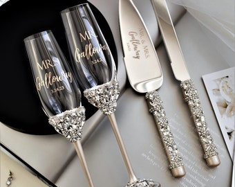 Personalisiertes Hochzeitsgeschenk für Paare Champagnerflöten und Kuchenschneide-Set, Teller, Toastgläser und Kuchen-Set, Jahrestags-Hochzeitsgeschenk