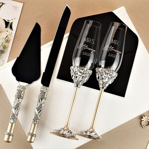 Wedding champagne flutes and cake cutting set, Bearer pillow gift for Bride, Bridal shower gift anniversary, toast glasses and cake cutter Champagne & Silver