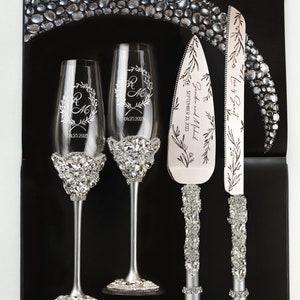 Regalo di nozze personalizzato per coppia flute da champagne e set per il taglio della torta Bicchieri da tostatura in argento e set per torta, regalo di nozze per l'anniversario