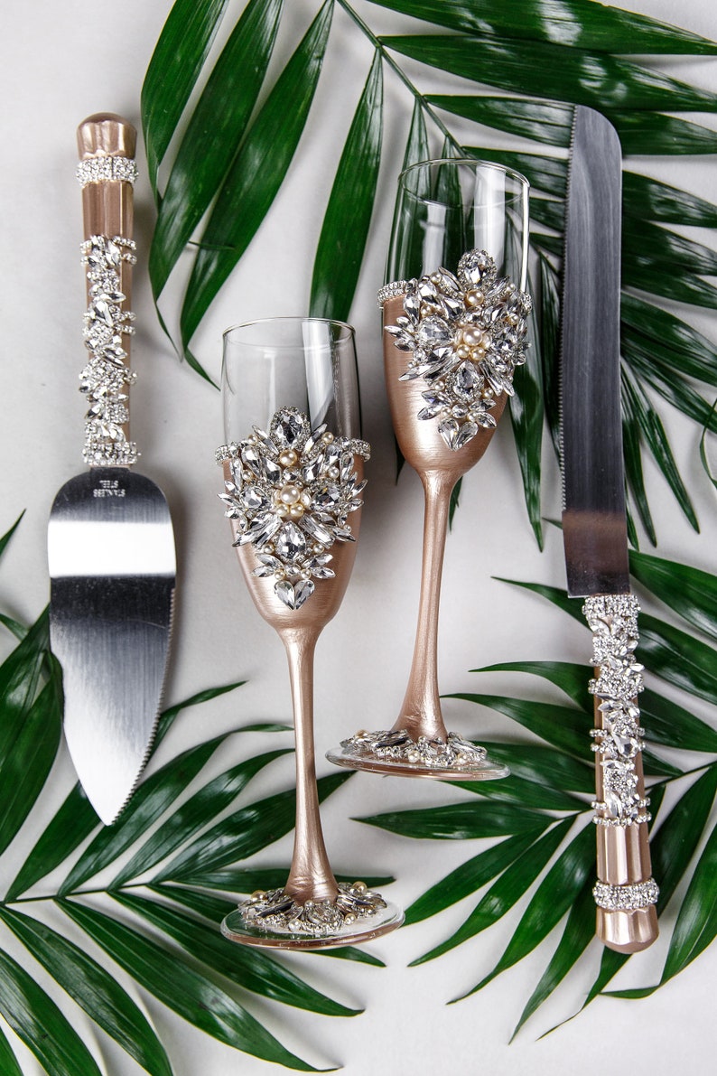 Wedding set of 4 Champagne glasses cake knives Engraved Champagne flutes Cake cutter set Personalized Wedding flutes and Cake Server Set