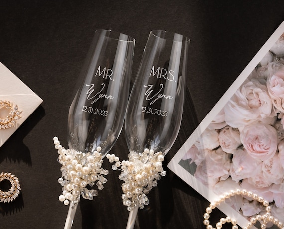 Personalized wedding glasses Wedding champagne glasses toasting flutes  ivory pearls Cnampagne flutes wedding gift Champagne glasses Set of2