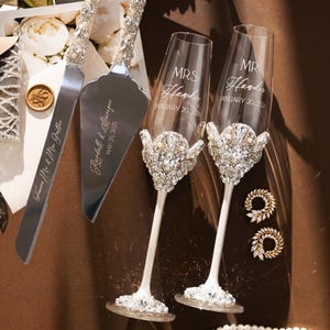 Personalized wedding gift for couple champagne flutes and cake cutting set Pearl toasting glasses and cake set 50th Anniversary wedding gift