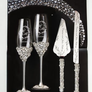 Personalisiertes Hochzeitsgeschenk für Paare, Champagnerflöten und Kuchenschneideset. Silberne Toastgläser und Kuchenset, Hochzeitsgeschenk zum Jahrestag