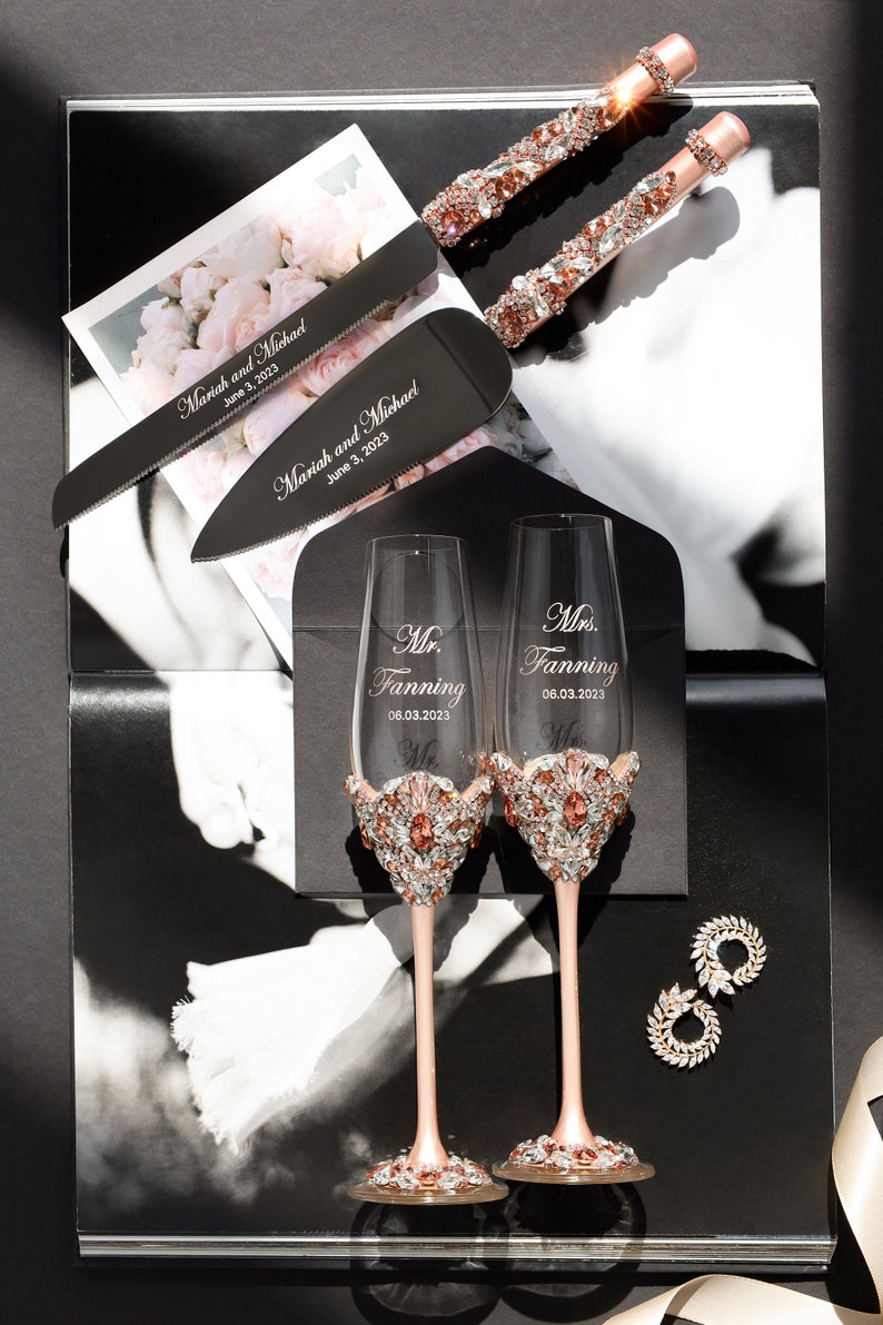 ROSE GOLD Wedding glasses and Cake Server Set , bride and groom wedding anniversary gift Personalized Champagne flutes and cake cutting set Flutes and Cake set