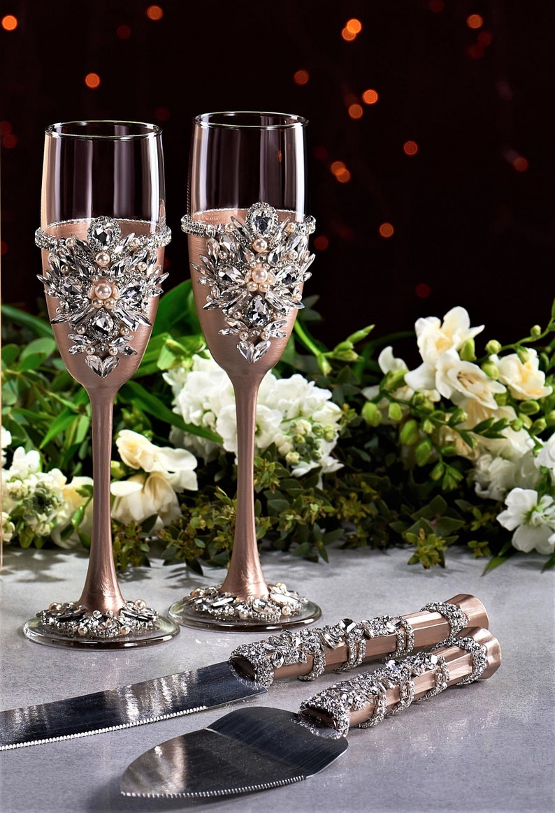 Wedding set of 4 Champagne glasses cake knives Engraved Champagne flutes Cake cutter set Personalized Wedding flutes and Cake Server Set