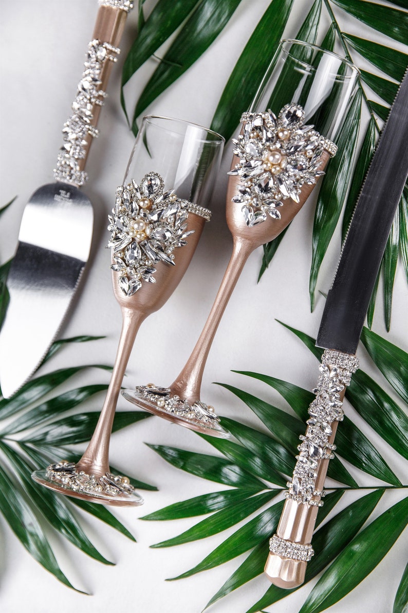 Wedding set of 4 Champagne glasses cake knives Engraved Champagne flutes Cake cutter set Personalized Wedding flutes and Cake Server Set