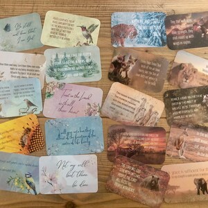 Tarjetas con versículos bíblicos y citas cristianas. Tamaño de tarjeta de presentación, en blanco en el reverso para escribir un mensaje. Todos los paquetes de tarjetas vienen con un sobre kraft.