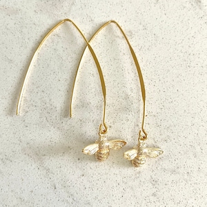 Regalo de joyería hecha a mano: aretes colgantes chapados en oro con abejas chapadas en oro. Lindas joyas minimalistas.