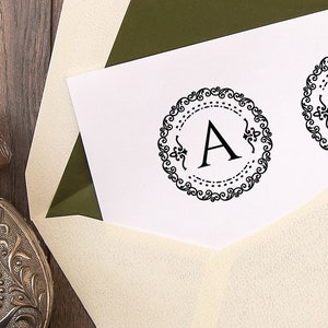 Un timbro, timbri Exlibris in gomma monogramma, lettere dell'alfabeto, iniziali di nomi personalizzati, regali unici per uomini e donne in una confezione speciale e adorabile