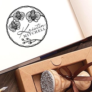 Timbro orchidea, ghirlanda floreale, regali personalizzati fatti a mano in una confezione speciale e deliziosa