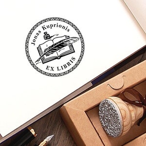 Sello de pluma y pluma Ex libris, regalo personalizado y hecho a mano para ratones de biblioteca en un empaque encantador y especial.
