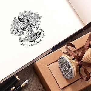 Raafstempel, kraai ex libris gepersonaliseerd, zwarte vogel zittend op oude eiken boomtak bibliotheek ex-libris, handgemaakte geschenken in speciale doos