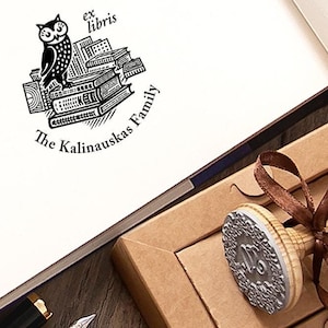 Op de afbeelding: Een zwart-witte illustratie van een uil die op een stapel boeken zit. De tekst "ex libris" en "The Kalinauskas Family" staat onder de afbeelding. De illustratie is op een witte achtergrond.