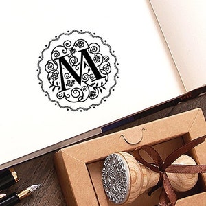Bloemenmonogram Initial M Rubberstempel Ex libris, handgemaakte elegante naambrief Cadeaus voor vrouwen Haar hem in speciale mooie verpakking