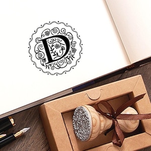 Naam eerste D cadeau voor vrouwen haar hem, bloemenmonogram bruiloft rubberen stempel, originele handgemaakte geschenken in speciale mooie verpakking