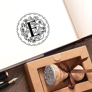 Sello de goma E, regalos iniciales florales para mujeres y él, letras de nombre personalizadas, regalos con monograma hechos a mano en un embalaje especial y encantador