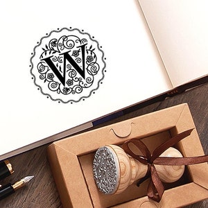 Sello W, sello de goma con letra W, papelería con monograma floral, regalos iniciales hechos a mano personalizados para mujeres y hombres en un embalaje especial y encantador