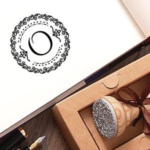 Tampon en caoutchouc lettre O, cadeau initial, nom monogramme, boîte spéciale