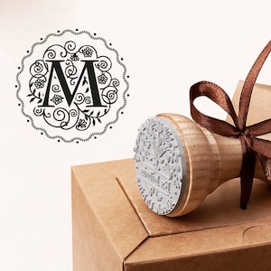 EERSTE STEMPEL M - cadeaustempel M - monogram M-stempel - cadeau letter M - rubberen stempel M - vakantiecadeaustempel - stempel verjaardagscadeau