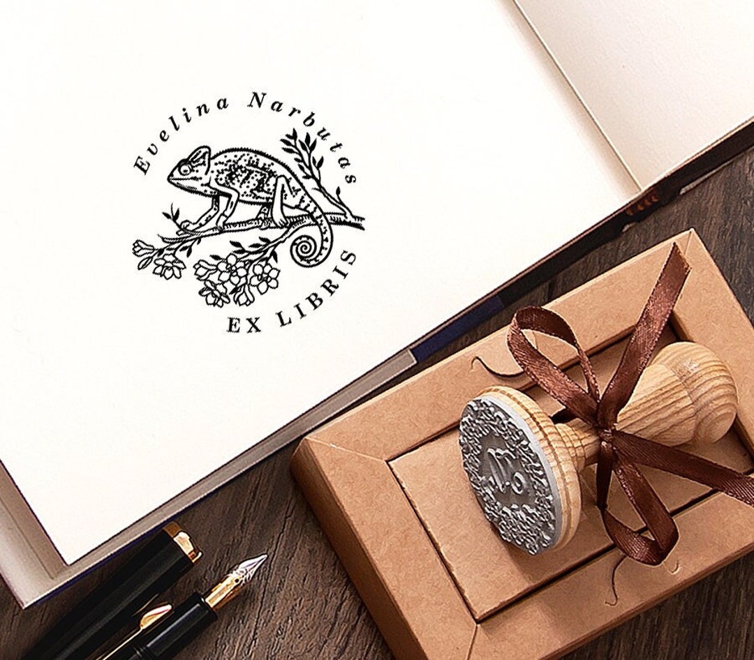 Chameleon ex libris gepersonaliseerd, boekstempel witte magnoliabloemen,  dierlijke boomtak ex-libris, handgemaakte cadeaus in speciale doos - Etsy  België, image size:1080x946