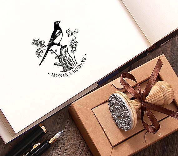 Ex libris Black Billed Magpie Bird Rubber Stamp Personalized Bookplate Tree Stump, Round 40mm, Special Gift Box