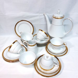 Noritaki theeservies, wit met gouden band, Richmond, zes kopjes, schotels, borden, koffiepot, suiker en melkkan.