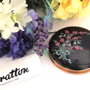 Stratton compact, mirrored compact, floral, black and gold, scone compact, with sifter. 1950s.