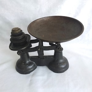 Kitchen scales, heavy cast iron balance scales with round pan and 5 weights, British Made.