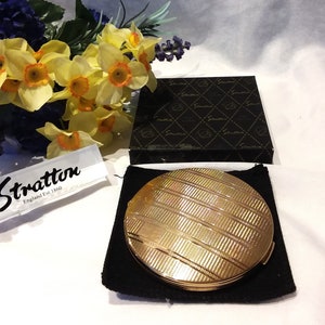 Stratton convertible gold tone compact with sifter 1970s in original box. ladies compact.