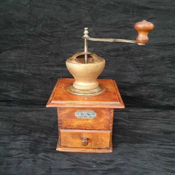 Coffee grinder, Peter Dienes coffee grinder, German made Pe De Geschmiedet Werk. Large coffee mill.