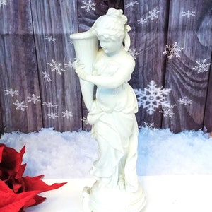 Figura bisque, figura de estilo griego neoclásico. Dama con jarra de agua en porcelana bisque blanca.