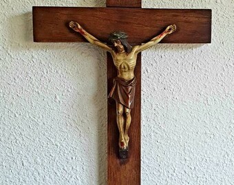 イエス・キリストの磔刑の木製十字架 – シエナのカトリック教会の装飾