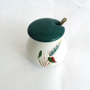 Denby Greenwheat mosterd- of zoutpotje met zilveren lepel. Groen Engels Denby aardewerk met deksel uit de jaren 70.